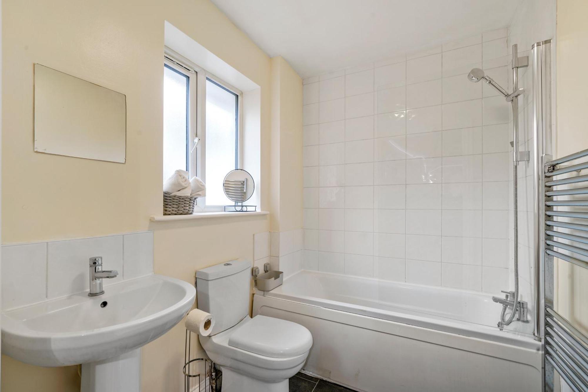 Lt Properties Unique Bungalow Style Spacious One Bedroom Apartment In Luton Town Centre Super Size Round Bed Netflix Exteriér fotografie